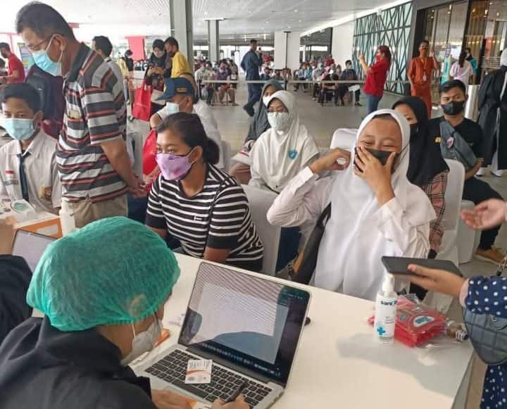 Dokter gigi ODAC memeriksa anak-anak dalam kegiatan konsultasi gigi gratis di QBIG BSD
