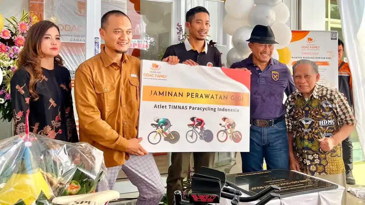 Tim ODAC menangani perawatan gigi atlet Timnas Para-cycling Indonesia